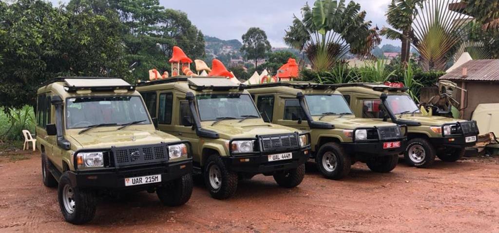 4x4 Land Cruisers on Ugandan Safari